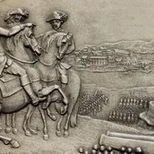 HOSTIBUS PRIMO FUGATIS // BOSTONIUM RECUPERATUM XVII MARTII MDCCLXXVI. Washington zu Pferde links mit vier weiteren berittenen Offizieren. Vorne rechts am Boden zwei Kanonenrohre mit Kugeln, auf dem vorderen die Signatur DUVIV., und im Mittelgrund...