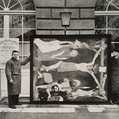 Zwei Angestellte des Kunstdienstes präsentieren Emil Noldes „Kreuzigung“, 1912, Öl/Leinwand, 220,5 × 193,5 cm (Wvz. Urban 477) vor dem Schloss Schönhausen, Foto: Günter Ranft (vermutlich)