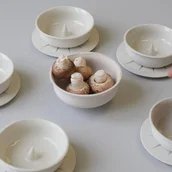 Seyoung Chon, Trinkschalen „Fungen“, 2026, Porzellan, teilweise glasiert