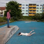 Ingeborg Lockemann/ Elke Mohr: Paintings: Pool, Skaterpark Beelitz, Straße des Aufbaus/Brandenburg, 2024.