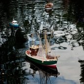 „Leinen los!“ heißt es mehrmals im Jahr im Museum: Dann tuckern kleine Modellschiffe über unseren idyllischen Museumsteich im Park.