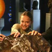 Kinder vor dem Planetenmodell
