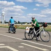 Radfahrende auf dem Tempelhofer Feld