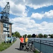 Zwei Radfahrer vor dem Kranhaus