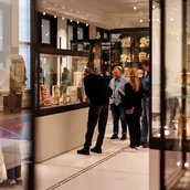Besucher*innen einer Führung im Bereich "Grafische Kommunikationssysteme in Mesoamerika" des Ethnologischen Museums