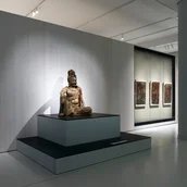 Bild 1: Bodhisattva Avalokiteshvara in Wasser-Mond-Pose (China, Song Dynastie, 960 - 1279) im Modul "Kunst und Kult. Sakrale Kunst in China und Japan" des Museums für Asiatische Kunst im Humboldt Forum