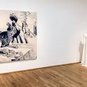 Ausstellungsansicht „Giulia Andreani. Sabotage“, Hamburger Bahnhof – Nationalgalerie der Gegenwart, 27.02.2026 – 13.09.2026, Abgebildet: Pour elles toutes (Myrninerest), 2024; Kleid aus Vorhängen von Cyril Gerbron, 2018; Industrie-Nähmaschine, c. ...