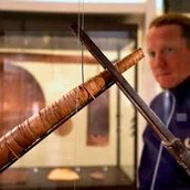 Besucher vor einer Vitrine mit Zigarrenhalter und Zigarre im Ethnologischen Museum