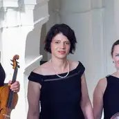 Rodur Trio: Junko Fukabori (Violine), Maria-Magdalena Pitu-Jokisch (Klavier), Louise von Schweinitz (Cello)