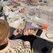 Workshop mit Nähmaschinen in den Werkräumen