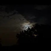 The moon captured during Yara Mekawei and Amir Rezk’s listening session, Moon Meat Lyrical (2026). Foto: Qu Chang