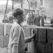 Filmstill: Ein Junge beobachtet den Bau der Mauer, West-Berlin, 1961;