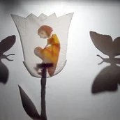 Däumelinchen in der Blüte geboren