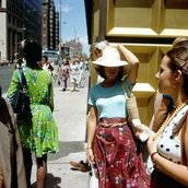 Gold Corner, New York, USA, 1974 © Joel Meyerowitz / Die Magie der Straße. Meisterwerke der Street Photography aus dem Leica Archiv.