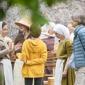 Kommen leicht ins Gespräch: Besucher:innen des Museumsdorf Düppel und Mittelalter-Darsteller:innen.