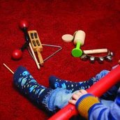 Bücherkiste und Liederreise: Lesung und Musik für Babys und ihre Begleitung