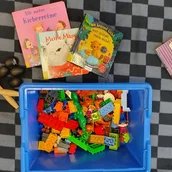 Spieldecke mit Kinderspielzeug