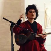 Elshan Ghasimi mit der Tar bei der Aufnahme von Dastgāh-e Chahārgāh in der Münchner Glyptothek, 2024
