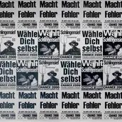 Wahlplakate mit schwarzem Text auf weißem Hintergrund: "Macht Fehler", "Wählt Schlingensief", "Wähle Dich selbst", "Schlingensief in den Bundestag!".