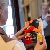 Die Netflix-Serie basiert auf den Bridgerton-Romanen von Julia Quinn.