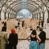 Besuchende in der Ausstellung „Lina Lapelytė. We Make Years Out of Hours“, Hamburger Bahnhof – Nationalgalerie der Gegenwart, Berlin, 2026