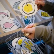 Was kommt in den Einkaufskorb? Im Erlebnis-Parcours vom Kindermuseum unterm Dach