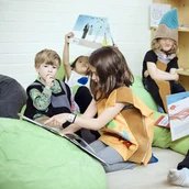 Kinder lesen in der Leseecke im Labyrinth Kindermuseum.