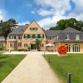 Außenansicht des Haus am Waldsee mit Garten