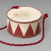 Trommel von Oskar Matzerath (gespielt von David Bennent), aus Volker Schlöndorffs Verfilmung (1979) des Romans "Die Blechtrommel" von Günter Grass (1959). © Akademie der Künste / Foto: Roman März