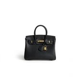 Kinderstuhl "Heidi", Entwurf: Hans Brockhage, VEB Klappmöbel, Bad Suderode, Sammlung Werkbundarchiv – Museum der Dinge, „Luxus Leder Handtasche für Damen“ in Birkin Bag-Optik, Sandberg, Hongkong, 2024, Espressotasse aus Kaffeesatz der Berliner Firma 