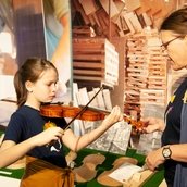 Instrumente kennenlernen im Musikinstrumenten-Museum