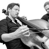 Jaspar Libuda am Kontrabass und Daniel Moheit am Akkordeon