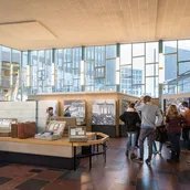 Eine Gruppe von Besuchern steht in der Dauerausstellung im Tränenpalast