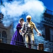 Aigul Akhmetshina als Rosina, Juan de Dios Mateos als Almaviva