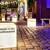Der Eingangsbereich des Museums bei Nacht.