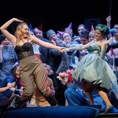 Angela Brower als Prinz Orlofsky, Meechot Marrero als Adele