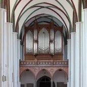 Blick durch den Kirchenrauf mit Kreuzgewölbe auf die Orgelempore