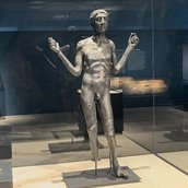 Ausstellungsansicht „Die Bronzen von San Casciano“, James-Simon-Galerie