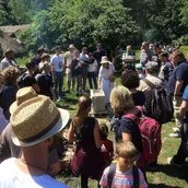 Publikum während einer Veranstaltung im Museumsdorf Düppel