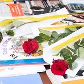 Rosen und Bücher auf einem Tisch liegend
