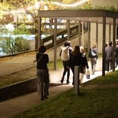 Mehrere Personen laufen zum Eingang der Seitenbühne des Haus der Berliner Festspiele.