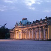 Schloss Sanssouci, Ansicht der Gartenseite von der oberen Terrasse, mit Historischer Mühle