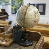 Historisches Klassenzimmer mit Globus