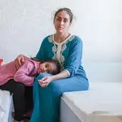 Snezhana S., 28 Jahre mit ihren Kindern aus Charkiw / Ukraine. Roma-Zentrum der Evangelisten, Edineț, Moldau 10/2022
