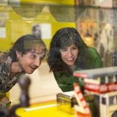 Besucherin und Besucher an einer Vitrine in der Ausstellung BerlinZEIT