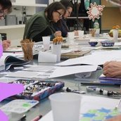 Teilnehmende erstellen geometrische Muster bei einem Workshop