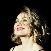 Katharine Mehrling glücklich im Scheinwerferlicht.