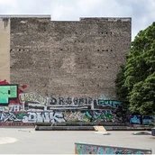 Haus mit buntem Graffiti am Maybachufer Haus mit buntem Graffiti am Maybachufer