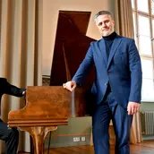 Simon Wallfisch (Bariton) und Daniel Seroussi (Klavier) am Klavier in der großen Aula im Mitte Museum.