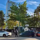 Schlange vor einem Imbiss in der Europacity, Torsten Flüh